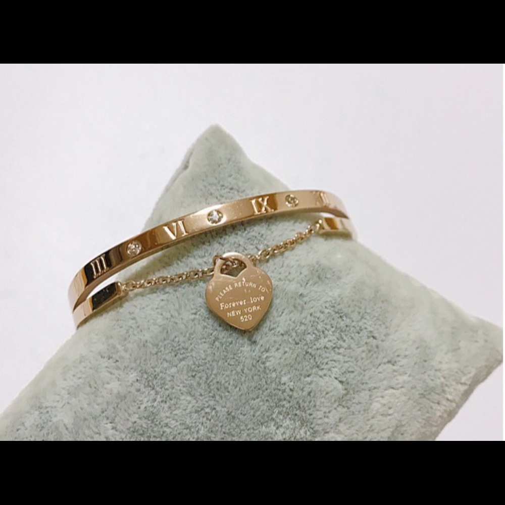 Roman Numeral Dangling Heart Metal Bangle